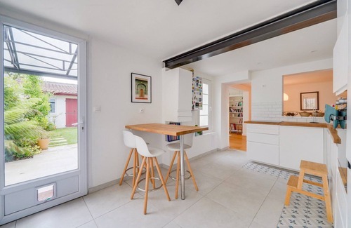 Bacalan House | Beautiful and large house with garden