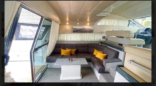 Parque das Nacoes Boat Rental | Beautiful and magnific yacht