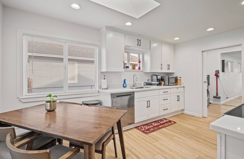 South Tacoma House | Beautiful and Pet-friendly One-Story Heaven for Families