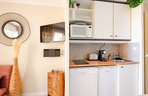 Le Dramont Apartment | Beautiful apartment for 4 guests with pool, WIFI, A/C, TV, patio, pets allowed and parking