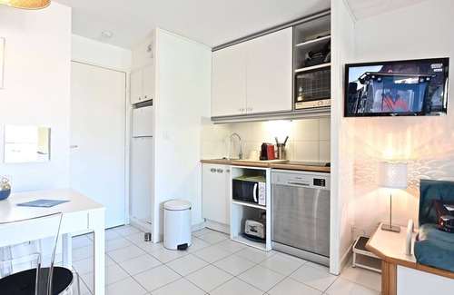 Cap Esterel Apartment | Beautiful apartment for 4 guests with pool, A/C, WIFI, TV, terrace, pets allowed and parking