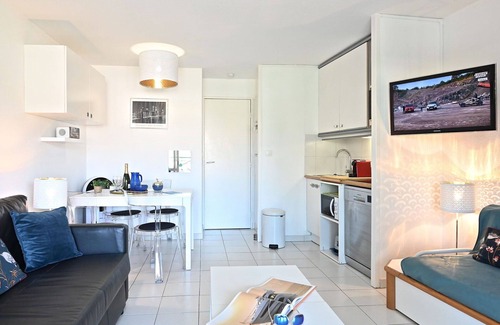 Cap Esterel Apartment | Beautiful apartment for 4 guests with pool, A/C, WIFI, TV, terrace, pets allowed and parking