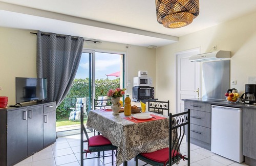 Plougonvelin Apartment | Beautiful apartment for 2 guests with WIFI, TV, patio, pets allowed and parking