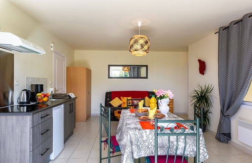 Plougonvelin Apartment | Beautiful apartment for 2 guests with WIFI, TV, patio, pets allowed and parking