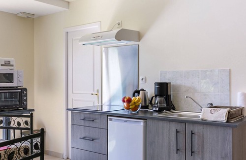 Plougonvelin Apartment | Beautiful apartment for 2 guests with WIFI, TV, patio, pets allowed and parking