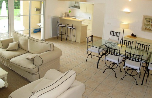 Pont-de-Larn House | Beautiful apartment in villa for 8 guests with private pool, TV, terrace, pets allowed and parking