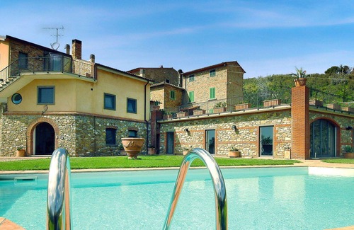 Fornello Villa | Beautiful apartment in villa for 2 guests with A/C, WIFI, pool, TV and parking