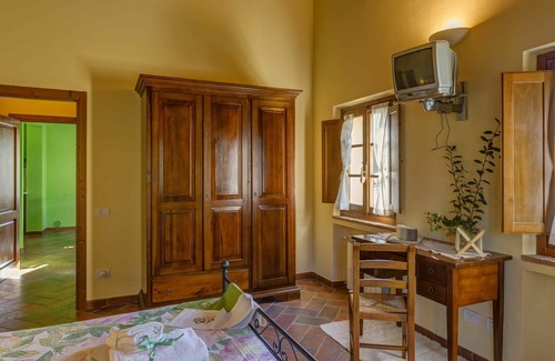 Gambassi Terme Villa | Beautiful apartment in villa for 4 people with WIFI, pool, TV, patio, pets allowed and parking