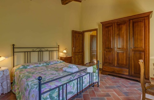 Gambassi Terme Villa | Beautiful apartment in villa for 4 people with WIFI, pool, TV, patio, pets allowed and parking