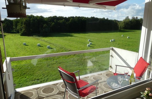 Haffkrug Apartment | Beautiful apartment, 20m to the beach, large balcony, outdoor pool, underground parking, WLAN