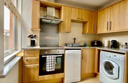 Westbourne Apartment | Beautiful Apartment - 5 Minute Walk to the Best Beach! - Great Location - Parking - Fast WiFi - Smart TV - Newly decorated - sleeps up to 4! Close to Bournemouth & Poole Town Centre