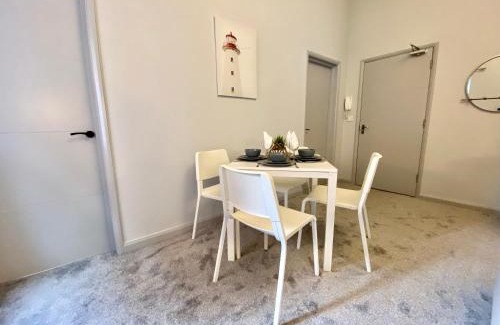 Westbourne Apartment | Beautiful Apartment - 5 Minute Walk to the Best Beach! - Great Location - Parking - Fast WiFi - Smart TV - Newly decorated - sleeps up to 4! Close to Bournemouth & Poole Town Centre