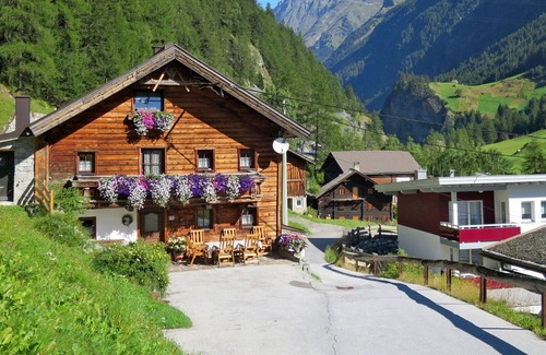 Soelden Apartment | Beautiful apartment for 6 guests with WIFI, TV, balcony, pets allowed and parking
