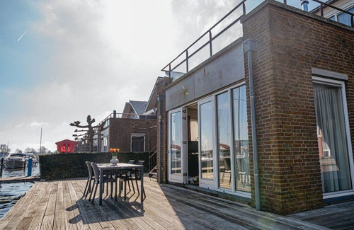 Municipality of Uitgeest Apartment | Beautiful apartment for 4 guests with WIFI, TV, terrace and pets allowed