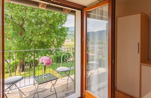Garda Apartment | Beautiful apartment for 4 people with A/C, pool, WIFI, TV, patio, panoramic view and parking