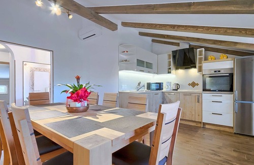 Valica Apartment | Beautiful apartment for 6 people with A/C, private pool, WIFI, TV, terrace and parking