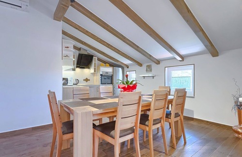 Valica Apartment | Beautiful apartment for 6 people with A/C, private pool, WIFI, TV, terrace and parking