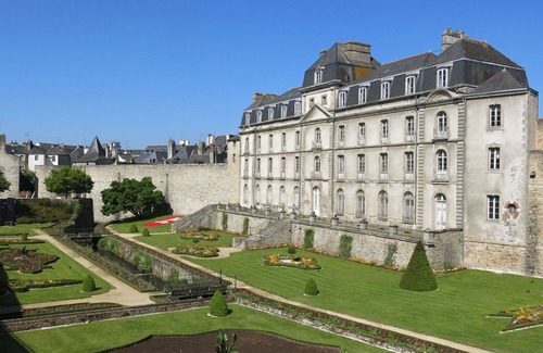 Vannes Apartment | Beautiful apartment for 4 guests with WIFI, TV, pets allowed and parking
