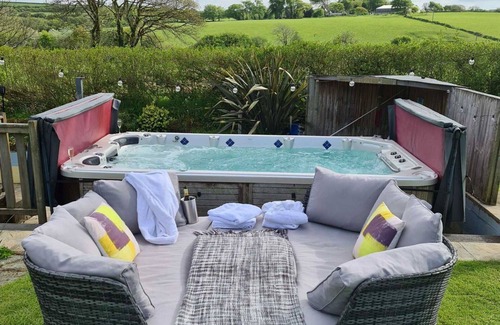 Fivelanes Apartment | Beautiful apartment for 2 guests with hot tub, WIFI, TV, patio, pets allowed and parking