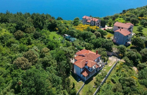 Sveta Marina Apartment | Beautiful apartment for 4 guests with A/C, WIFI, TV, terrace and pets allowed