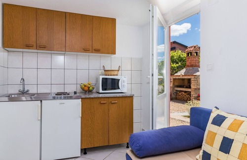 Nova Vas Apartment | Beautiful apartment for 3 people with A/C, pool, WIFI, TV, terrace and parking