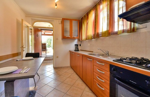 Sarsoni Apartment | Beautiful apartment for 8 guests with WIFI, private pool, TV, terrace, pets allowed and parking