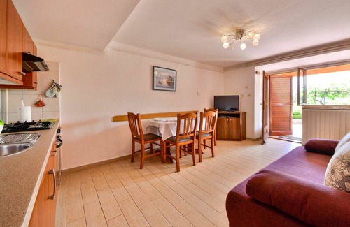 Sarsoni Apartment | Beautiful apartment for 8 guests with WIFI, private pool, TV, terrace, pets allowed and parking