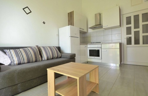 Croatian Coast Apartment | Beautiful apartment for 4 people with A/C, WIFI, TV, terrace and parking