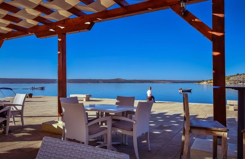 Croatian Coast Apartment | Beautiful apartment for 4 people with A/C, WIFI, TV, terrace and parking