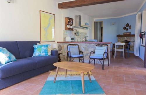 Meina Apartment | Beautiful apartment for 4 people with WIFI, TV, terrace, pets allowed and parking