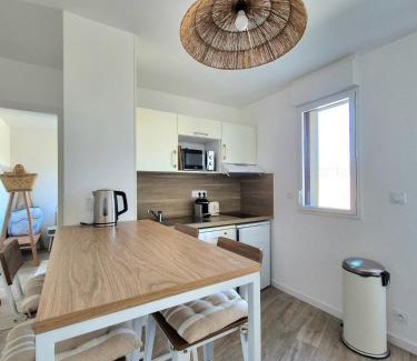 Saint-Coulomb Apartment | Beautiful apartment with balcony and garden