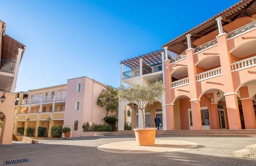 Le Dramont Apartment | Beautiful apartment for 6 people with pool, WIFI, TV, terrace and pets allowed