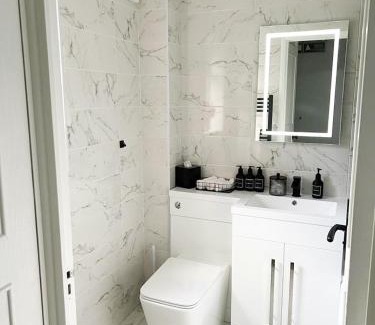 Custom House Apartment | Beautiful apartment in Beckton with Private Entrance and Garden