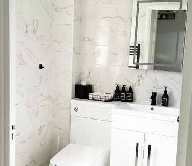 Custom House Apartment | Beautiful apartment in Beckton with Private Entrance and Garden