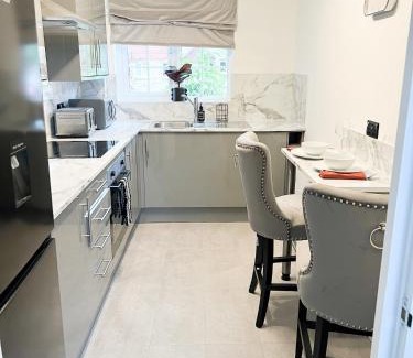 Custom House Apartment | Beautiful apartment in Beckton with Private Entrance and Garden
