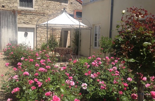 Tailly Apartment | Beautiful apartment in former Domaine 6 km from Beaune
