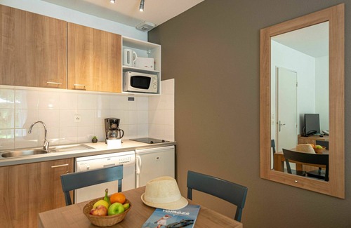 Saumur House | Beautiful apartment in villa for 3 people with pool, internet, TV, terrace, pets allowed and par.