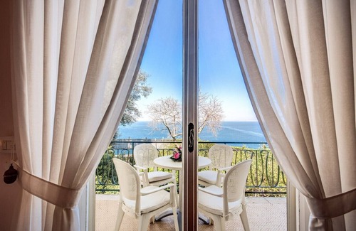 Sorrento City Centre Villa | BEAUTIFUL APARTMENT IN WONDERFUL VILLA IN SORRENTO CENTER SEA FRONT