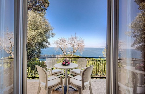 Sorrento City Centre Villa | BEAUTIFUL APARTMENT IN WONDERFUL VILLA IN SORRENTO CENTER SEA FRONT