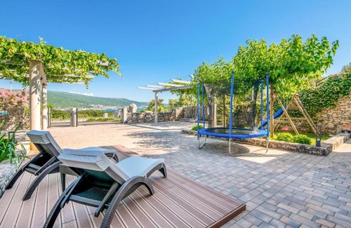 Kornic Apartment | Beautiful apartment in Kornic with WiFi, Indoor swimming pool and Swimming pool