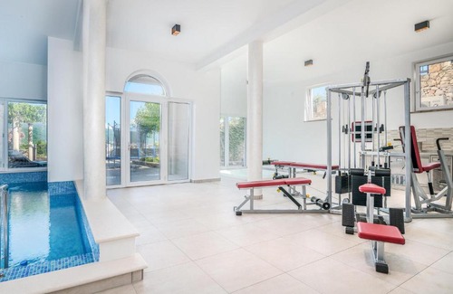 Kornic Apartment | Beautiful apartment in Kornic with WiFi, Indoor swimming pool and Swimming pool