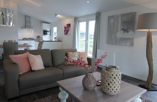 Belfeld House | Beautiful apartment in villa for 6 guests with pool, WIFI, TV, terrace and parking