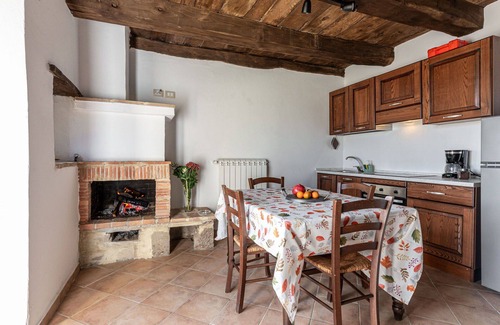 Arcidosso House | Beautiful apartment in villa for 2 people with patio, pets allowed, panoramic view and parking