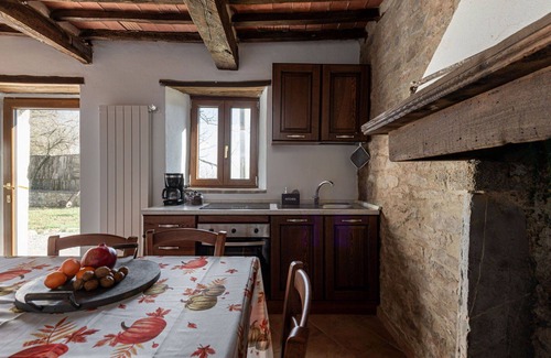 Arcidosso House | Beautiful apartment in villa for 6 guests with patio, pets allowed, panoramic view and parking