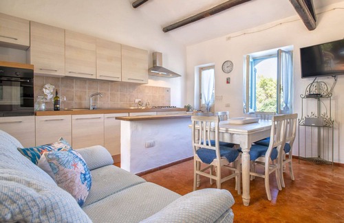 Capriccioli House | Beautiful apartment in villa for 5 people with WIFI, A/C, TV, patio, pets allowed and parking