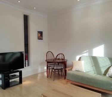 Mortlake Apartment | Beautiful apartment with underground parking, balcony in Kew, Richmond London