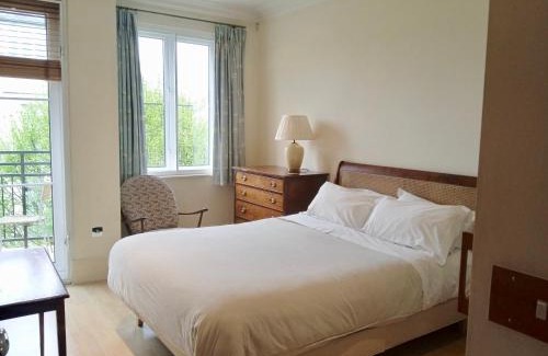 Mortlake Apartment | Beautiful apartment with underground parking, balcony in Kew, Richmond London