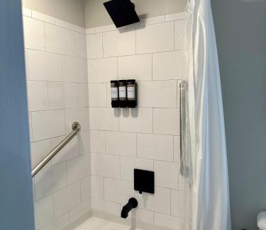 Shirlington Apartment | Beautiful Arlington Apartment with Pool & Parking!
