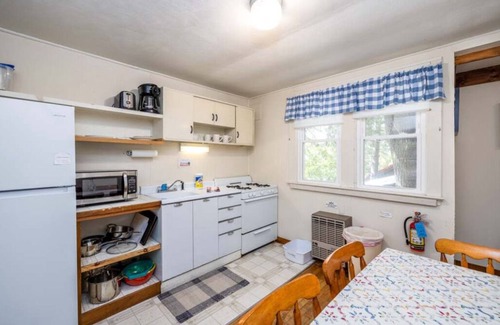 Inlet Cottage | Beautiful Artisan Crafted House Just Steps Away from the Beautiful 4th Lake!