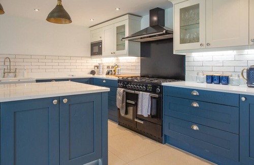 Cropthorne House | Beautiful Barn Conversion - Orchard Escape for 12